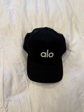 NWOT Alo Yoga Trucker Hat
